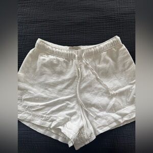 Abercrombie white linen shorts in XXS! Hardly worn and in great condition!